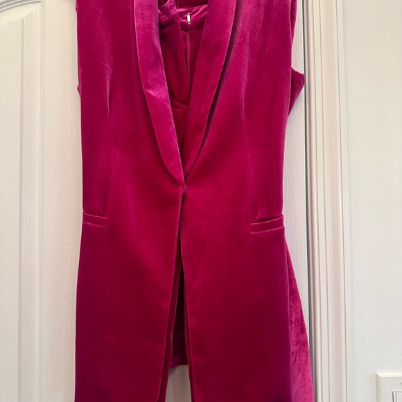 🩷Valentines Day❤️Pink velvet pant suit size medium. Skies are blue. - Picture 7 of 16